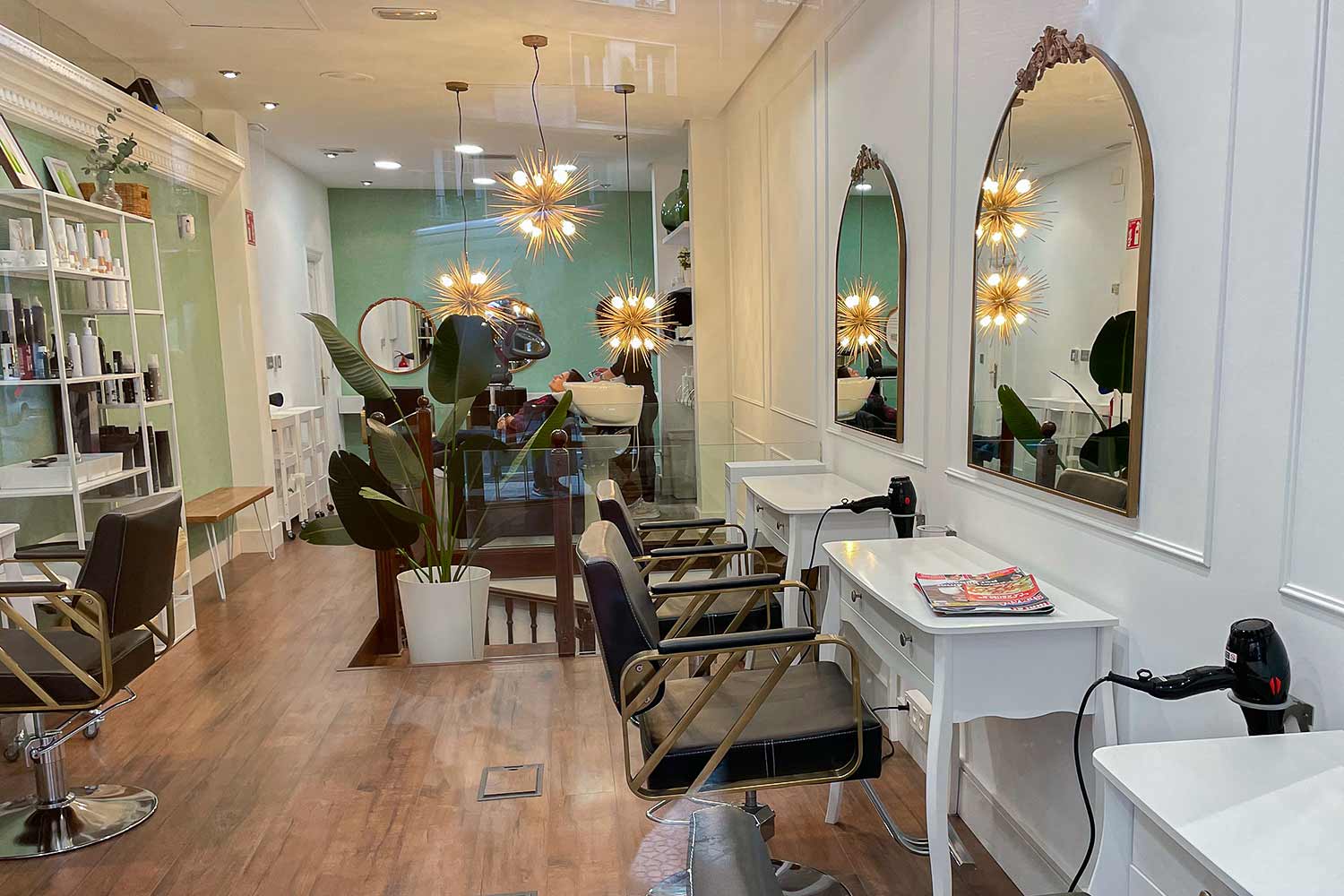 Peluquería moderna en General Concha con estilistas profesionales